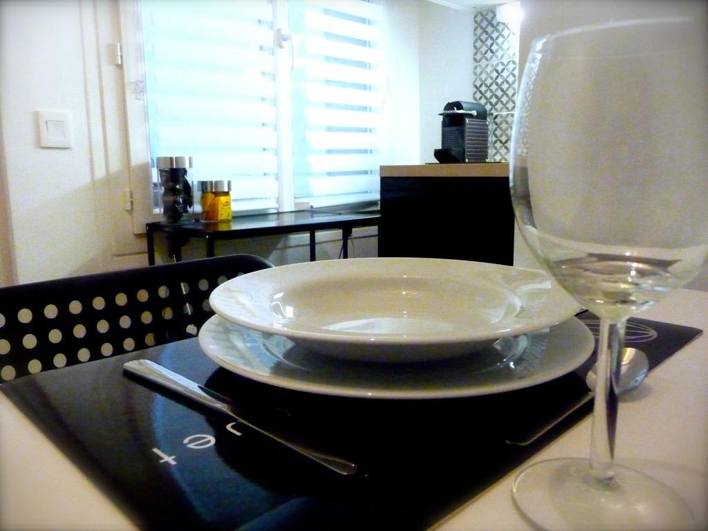 Duplex De Charme Au Coeur De Montmartre Lägenhet Paris Rum bild